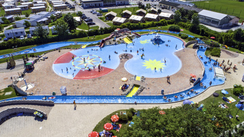 Vista aérea del parque acuático y piscinas de Camping Terme Catez con familias y niños en Eslovenia.