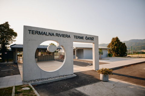 Entrada al Camping Terme Čatež, parque vacacional en la región de Baja Savinja, Eslovenia, en un día soleado.