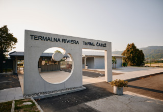 Indgangsportalen til Camping Terme Čatež feriested i Nedre Sava-regionen, Slovenien, under klart vejr.
