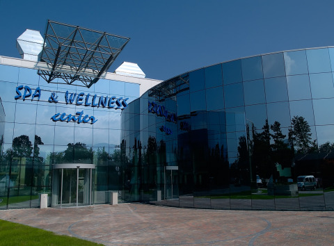 Edificio moderno de cristal con letrero 'SPA & WELLNESS center' en Camping Terme Catez, Eslovenia.