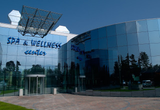 Moderne glasbygning med teksten 'SPA & WELLNESS center' ved Camping Terme Čatež i Slovenien.
