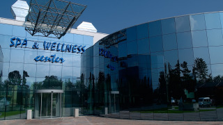 Edificio moderno de cristal con letrero 'SPA & WELLNESS center' en Camping Terme Catez, Eslovenia.