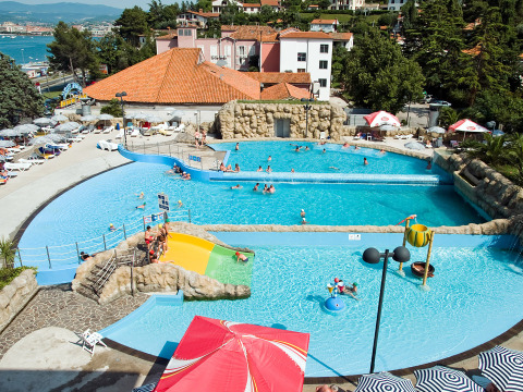 Vista della piscina e area giochi d’acqua al Camping Terme Catez nel Bassa Sava, Slovenia.