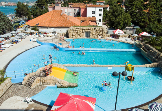 Udsigt over swimmingpoolen og legeområde for børn på Camping Terme Catez feriepark i Slovenien.