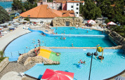 Vista della piscina e area giochi d’acqua al Camping Terme Catez nel Bassa Sava, Slovenia.