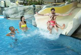 Gezin heeft plezier op de waterglijbaan bij Camping Terme Catez, vakantiepark in Laag-Sava, Slovenië.