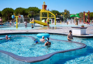 Familias disfrutan en el parque acuático del Camping Village Baia Blu La Tortuga en Cerdeña, Italia.