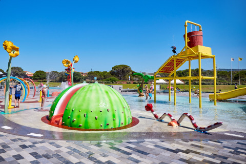 Waterspeeltuin met kleurrijke toestellen in Camping Village Baia Blu La Tortuga, Sardinië, Italië.