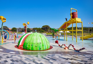 Børnevenligt vandlegeområde på Camping Village Baia Blu La Tortuga, Sardinien, Italien, med sjove figurer.