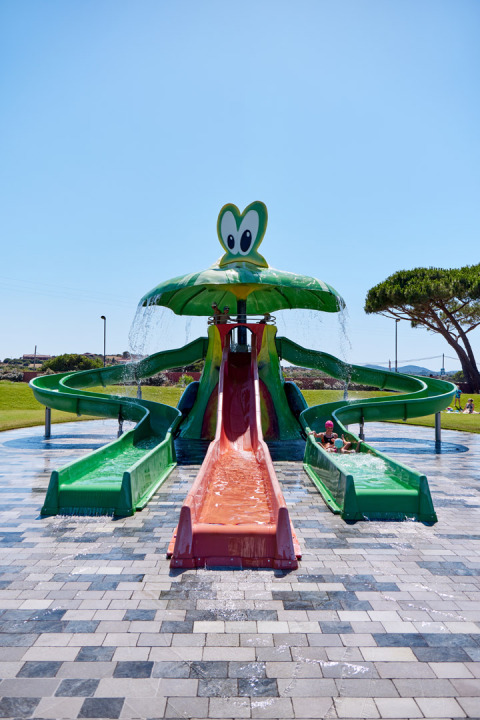 Tobogán acuático con temática de tortuga en Camping Village Baia Blu La Tortuga, Cerdeña, Italia.