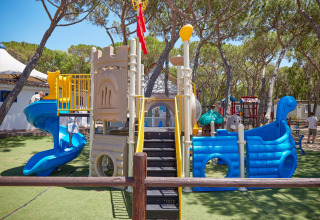 Parque infantil con tobogán y estructuras de juego en Camping Village Baia Blu La Tortuga, Cerdeña, Italia.