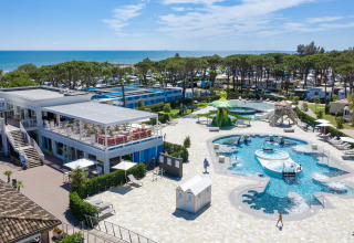 Vista aerea del Camping Village Cavallino in Veneto, Italia, con piscine, ristorante e vista sul mare.