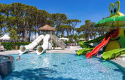 Vandland på Camping Village Cavallino i Veneto, Italien, med rutsjebaner og børnevenligt poolområde.