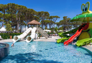 Vandland på Camping Village Cavallino i Veneto, Italien, med rutsjebaner og børnevenligt poolområde.
