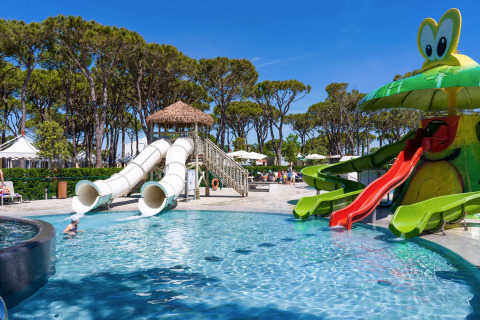 Wasserspielplatz im Camping Village Cavallino in Venetien, Italien, mit Rutschen und Kinderbecken.