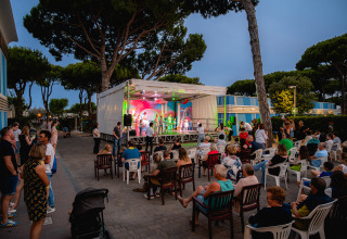 Avondvoorstelling met publiek in vakantiepark Camping Village Cavallino in Veneto, Italië.