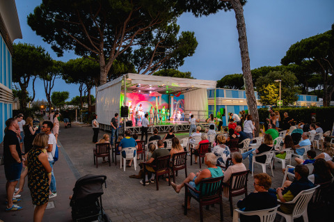 Espectáculo nocturno con público en el parque vacacional Camping Village Cavallino en Véneto, Italia.