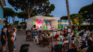 Espectáculo nocturno con público en el parque vacacional Camping Village Cavallino en Véneto, Italia.