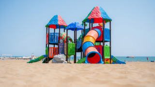 Parque infantil colorido con toboganes y torres en la playa del Camping Village Cavallino en Véneto, Italia.