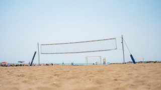 Cancha de voleibol de playa en Camping Village Cavallino, Véneto, Italia, con vista al mar y ambiente veraniego.