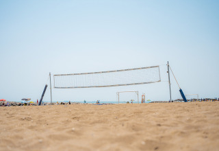 Strandvolleyballbane på Camping Village Cavallino i Veneto, Italien, med havudsigt og sommerstemning.