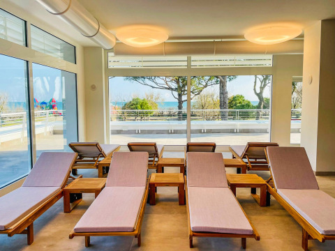 Sonnenliegen mit Garten- und Meerblick im Camping Village Cavallino Ferienpark in Venetien, Italien.