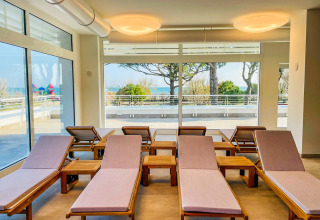 Lettini con vista su giardino e mare presso il Camping Village Cavallino, villaggio vacanze in Veneto, Italia.