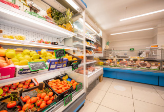 Un supermercato con frutta, verdura fresca e banco salumi al Camping Village Cavallino, Veneto, Italia.