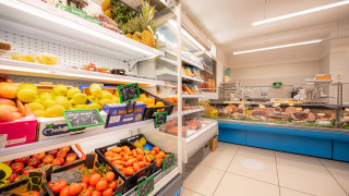 Un supermercado con frutas frescas, verduras y una charcutería en Camping Village Cavallino, Véneto, Italia.