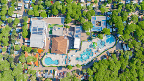 Luftaufnahme vom Camping Village Cavallino, einem Ferienpark in Venetien, Italien, mit Pools und Bäumen.