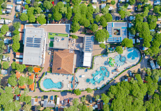 Luftaufnahme vom Camping Village Cavallino, einem Ferienpark in Venetien, Italien, mit Pools und Bäumen.