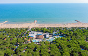 Vista aerea di Camping Village Cavallino in Veneto, Italia, con villaggio, pineta, piscine e spiaggia.