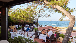 Restaurante al aire libre con vistas al mar en Centro Vacanze Isuledda parque vacacional en Cerdeña, Italia.