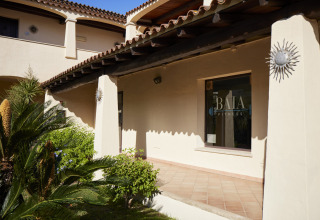 Buitenzicht op Centro Vacanze Isuledda vakantiepark op Sardinië met BAIA FITNESS sportschoolbord.