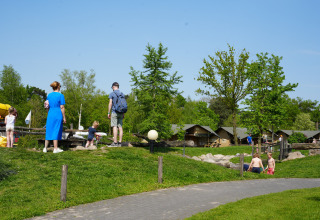 Feriepark Ackersate i Gelderland, Holland, med familier, børn og telte på en solrig dag udenfor.