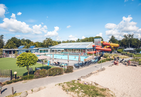 Vue sur la piscine, les toboggans aquatiques et l’aire de détente d’Holiday Park Ackersate, en Gueldre, Pays-Bas.