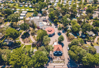 Vista aérea de Holiday Park Ackersate en Gelderland, Países Bajos, mostrando árboles, caminos y caravanas.