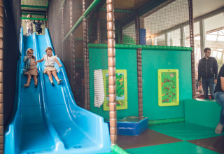 Børn leger på en indendørs rutsjebane i Holiday Park Ackersate, et feriecenter i Gelderland, Holland.