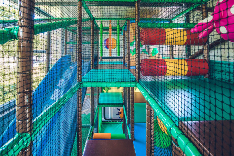 Parque infantil cubierto con estructuras coloridas y redes en Holiday Park Ackersate, Gelderland, Países Bajos.