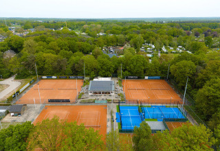 Luftfoto af tennis- og padelbaner omgivet af skov ved Holiday Park Ackersate i Gelderland, Holland.