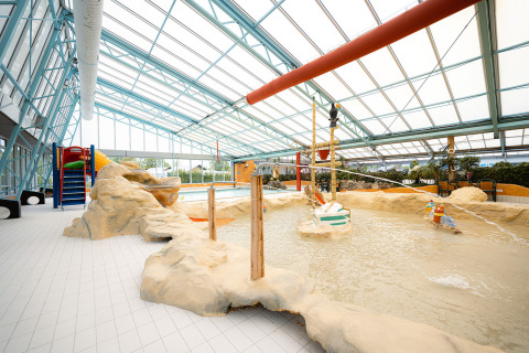 Zona de juegos acuáticos interior con toboganes en Holiday Park Ackersate en Gelderland, Países Bajos.