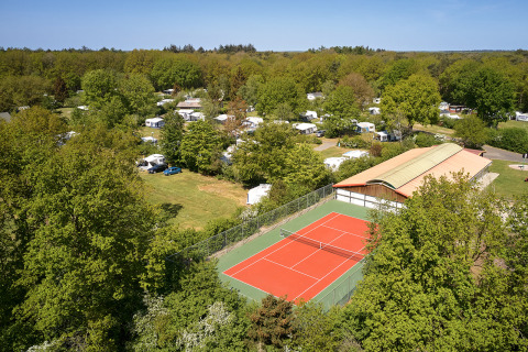 Vista aerea dell’Holiday Resort de Bronzen Emmer a Drenthe, Paesi Bassi, con campo da tennis e campeggi.