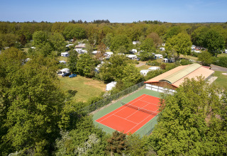 Vue aérienne du Holiday Resort de Bronzen Emmer à Drenthe, aux Pays-Bas, avec terrain de tennis et campings.