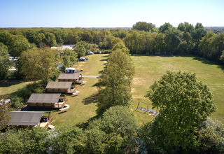 Vue aérienne du Holiday Resort de Bronzen Emmer à Drenthe, Pays-Bas, avec tentes et espaces verts.