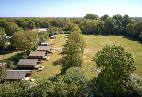 Vista aérea de Holiday Resort de Bronzen Emmer en Drenthe, Países Bajos, con tiendas y zonas verdes.