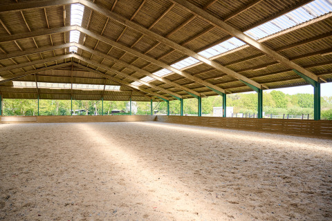 Overdekte rijhal met zandbodem bij vakantiepark De Bronzen Emmer in Drenthe, Nederland.