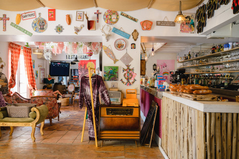 Interior colorido y ecléctico de cafetería o restaurante en Medrose Camping en Auvergne-Rhône-Alpes, Francia.