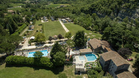 Vista aérea de Medrose Camping, un parque vacacional en Auvergne-Rhône-Alpes, Francia, con piscinas y césped.