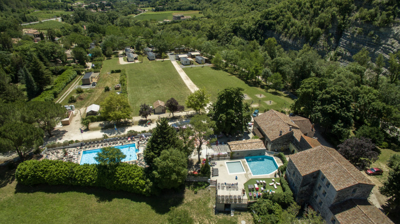 Luftaufnahme von Medrose Camping in Auvergne-Rhône-Alpes, Frankreich, mit Pools und offenen Grünflächen.