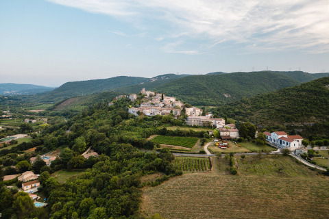 Vista aerea di Medrose Camping in Auvergne-Rhône-Alpes, Francia, circondato da colline verdi e campi.